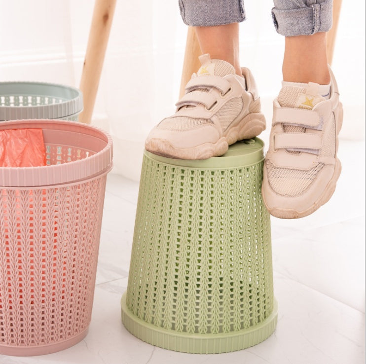 Garbage bins with automatic garbage bags